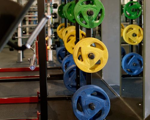 Minimalist metal weight equipment in a cold light